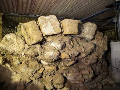 Un blocco di roccia sinuoso lascia anche immaginare la presenza in questo punto di alcune arcate